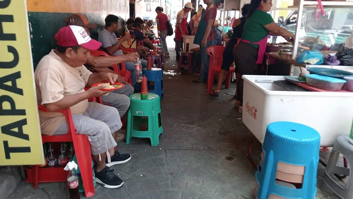 personas comiendo en la calle